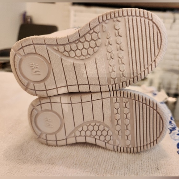 H&M blue and white trainers. Size 4-5. - Picture 6 of 6